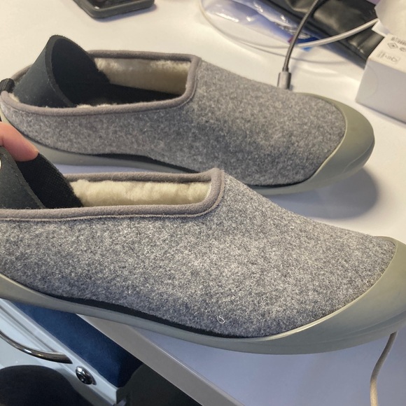 Like new Mahabis womens 8 light gray slippers - Picture 2 of 6